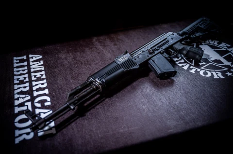 Samonabíjecí puška AKM klon / WUM CAA (Rumunsko)